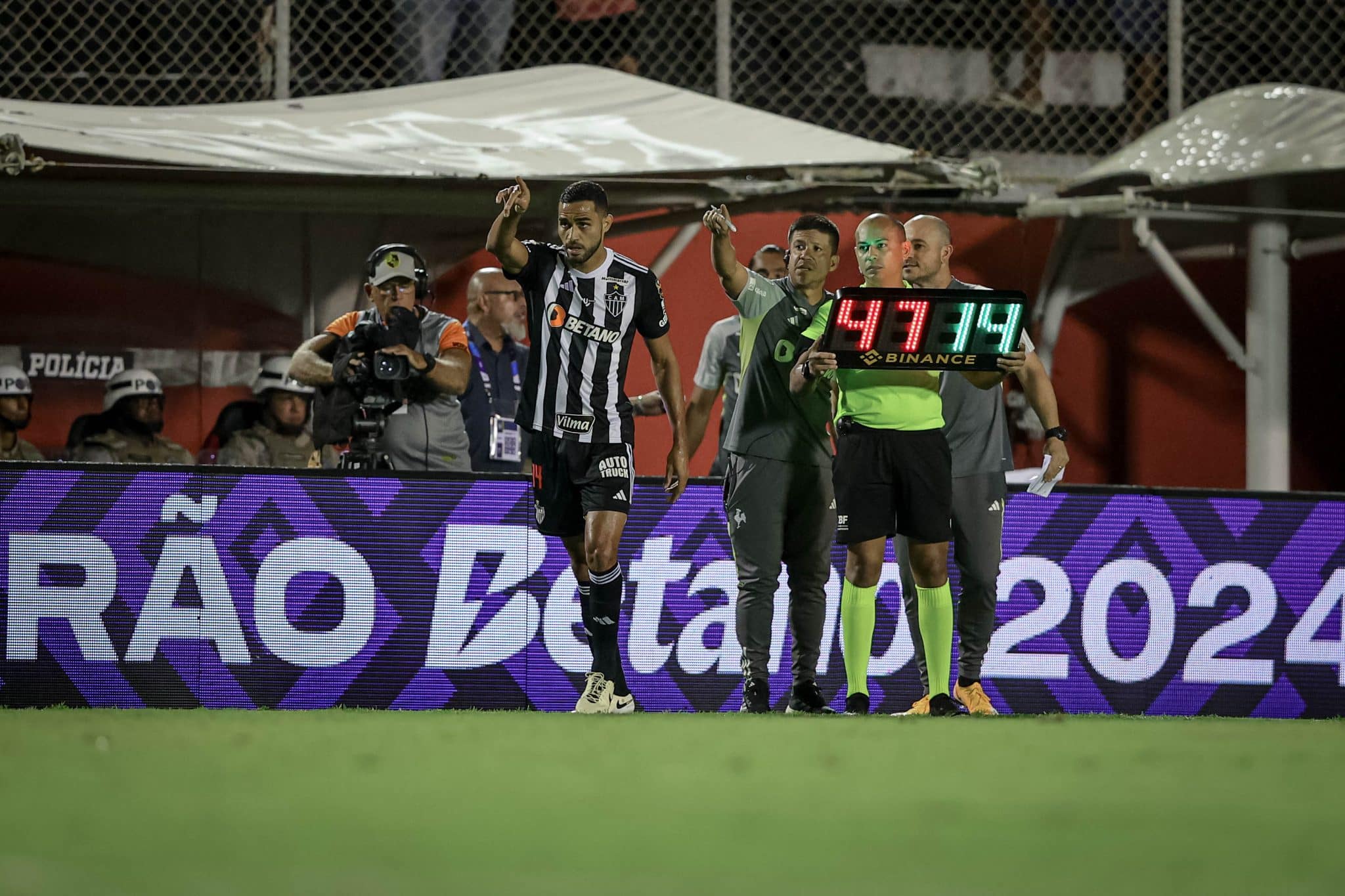 Alan Kardec entrando em campo pelo Atl&eacute;tico
