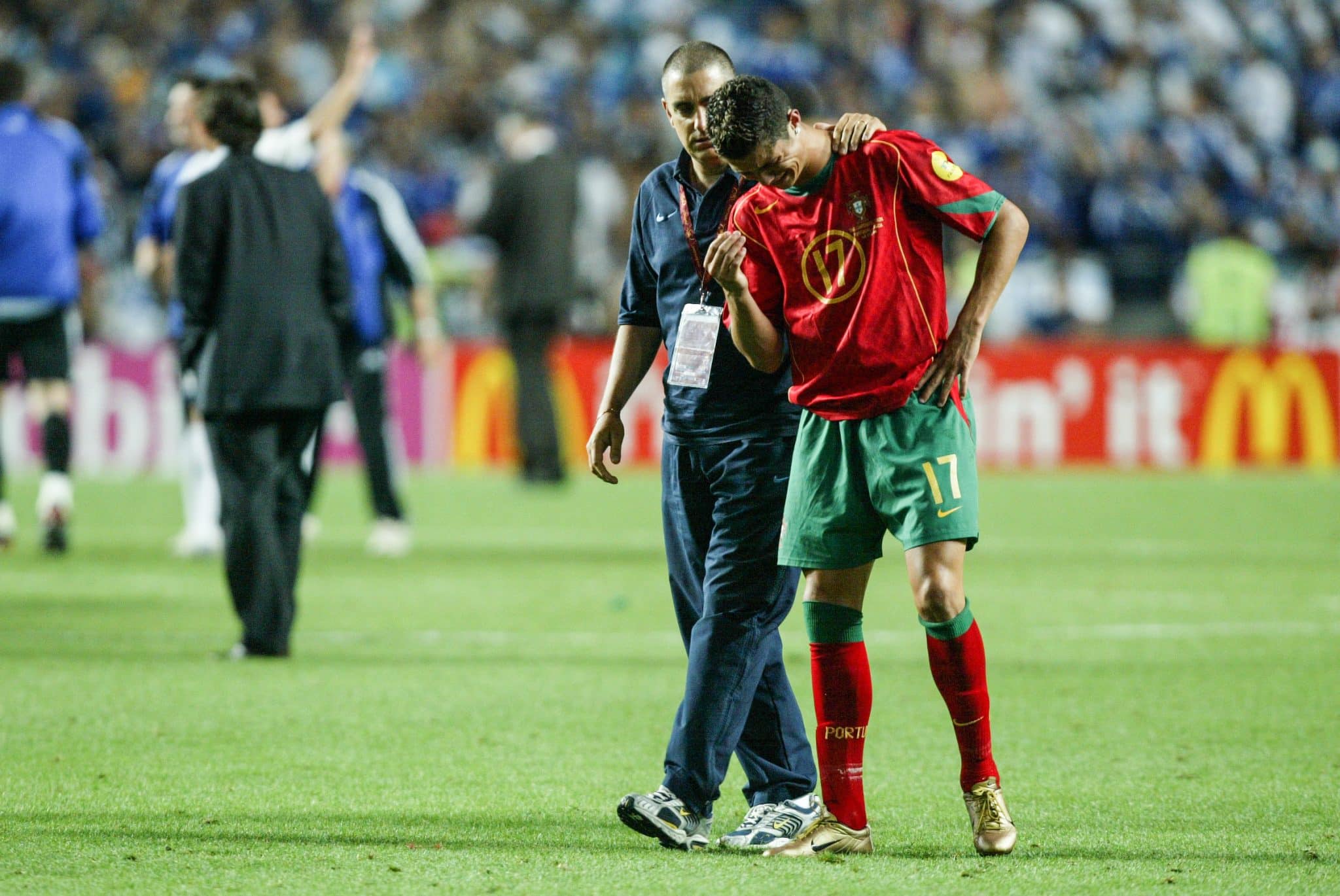 Cristiano Ronaldo chorando ap&oacute;s perder a final da Eurocopa