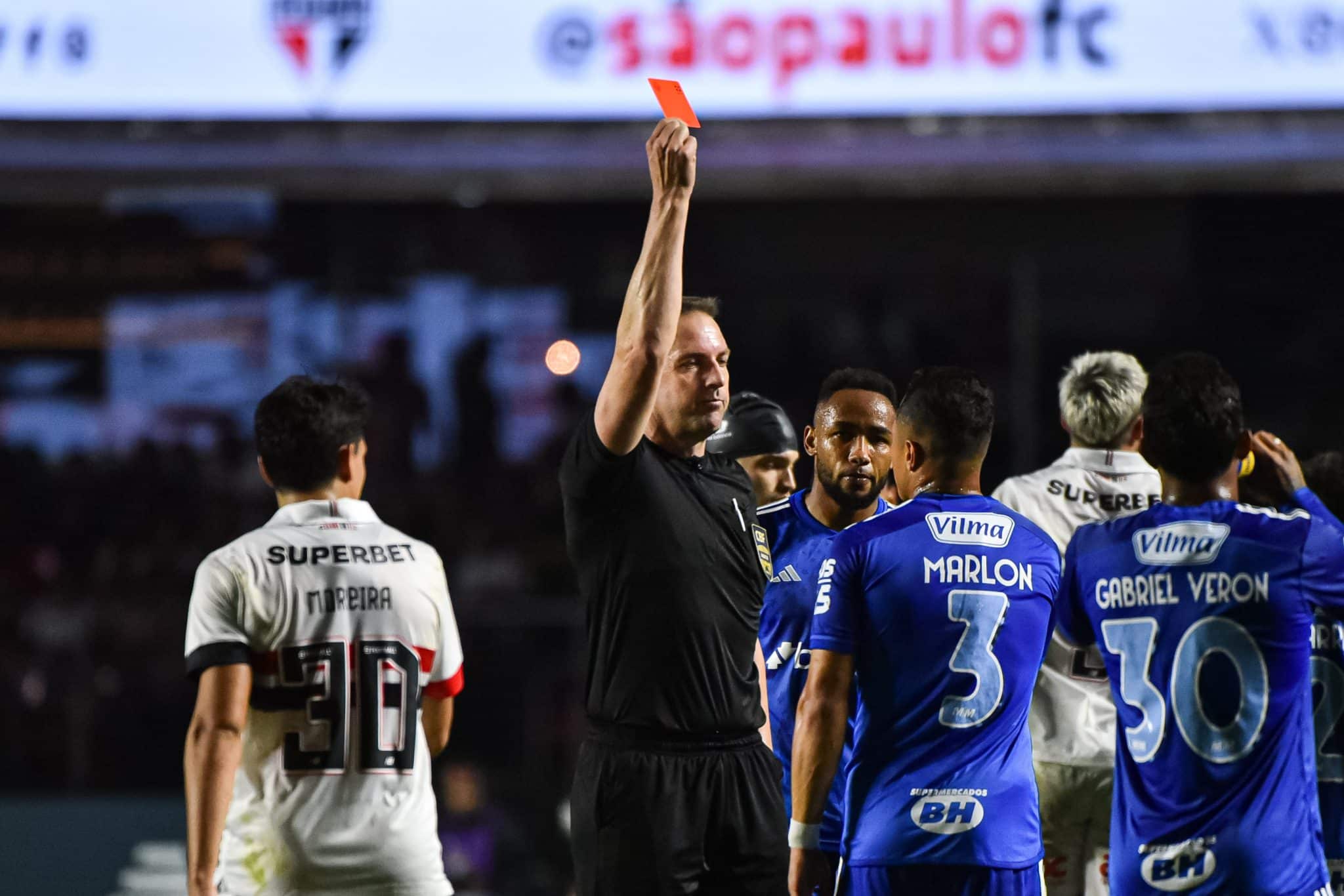 Marlon foi expulso de forma infantil e isso pode criar uma forte concorr&ecirc;ncia para ele no Cruzeiro, basta que Kaiki agrade