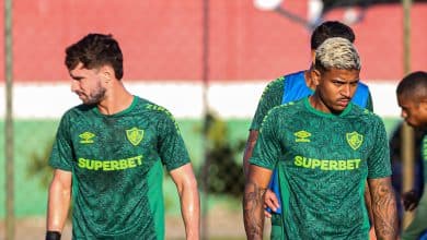 Na lanterna, jogadores do Fluminense s&atilde;o alvo de protesto no centro de treinamento