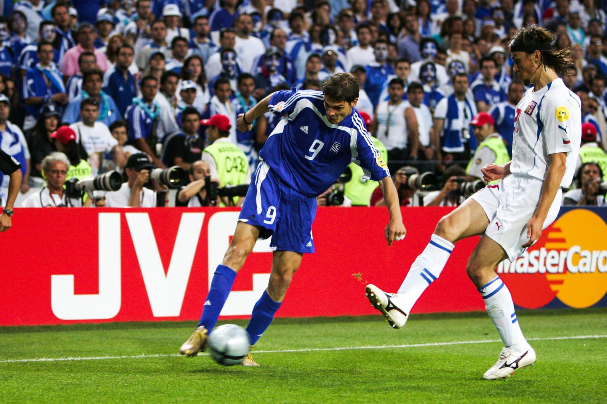 Charisteas, atacante da Gr&eacute;cia contra a Rep&uacute;blica Tcheca. 