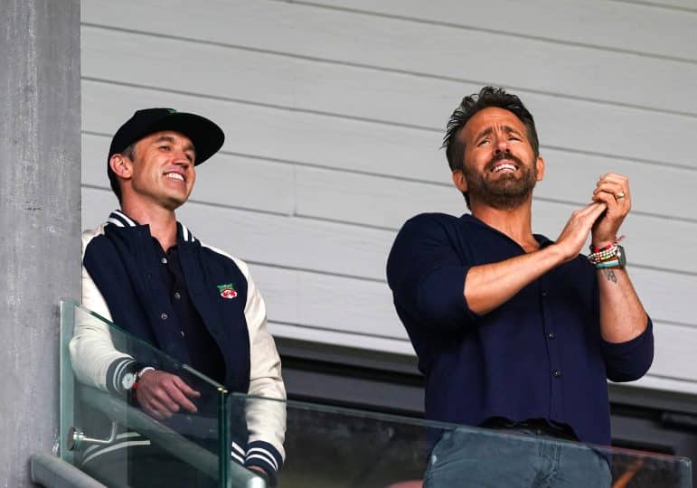 Por que vizinhos do Wrexham se revoltaram contra astros de Hollywood e donos do clube