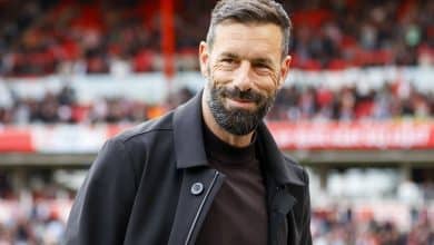 United mira em Ruud van Nistelrooy, mas time rebaixado pode atrapalhar o neg&oacute;cio