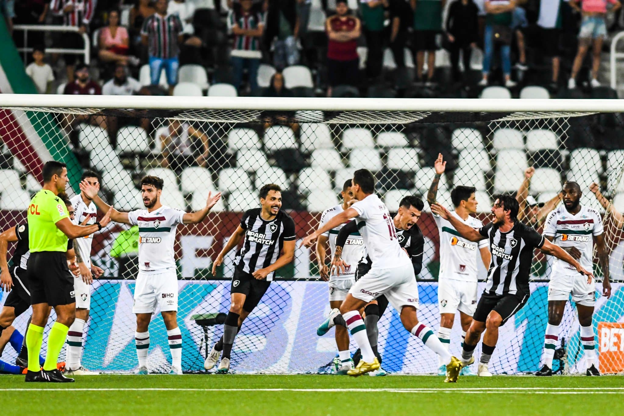 Fluminense perdeu tr&ecirc;s vezes para o Botafogo em 2023, sendo duas no Nilton Santos - Foto: Icon sport