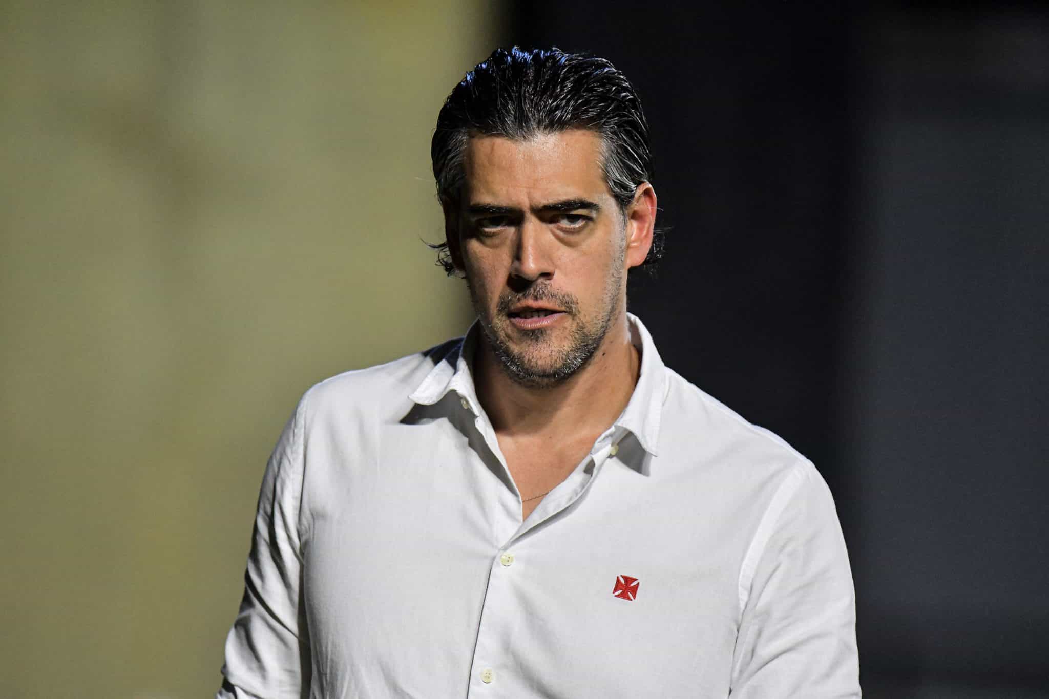 Impactado com as dificuldades da S&eacute;rie B, Santos quer dirigente que quase rebaixou o Vasco