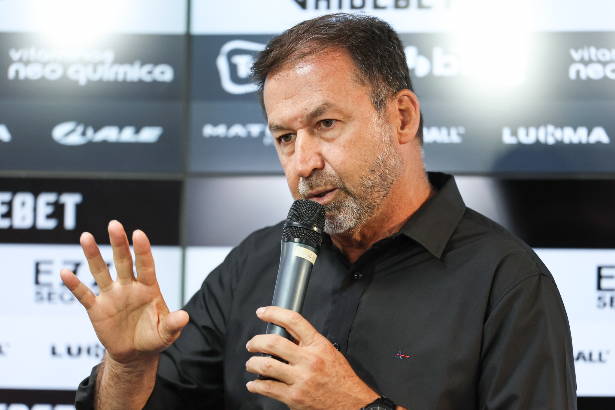 Sem explicar, presidente do Corinthians culpa oposi&ccedil;&atilde;o por sa&iacute;da da Vai de Bet