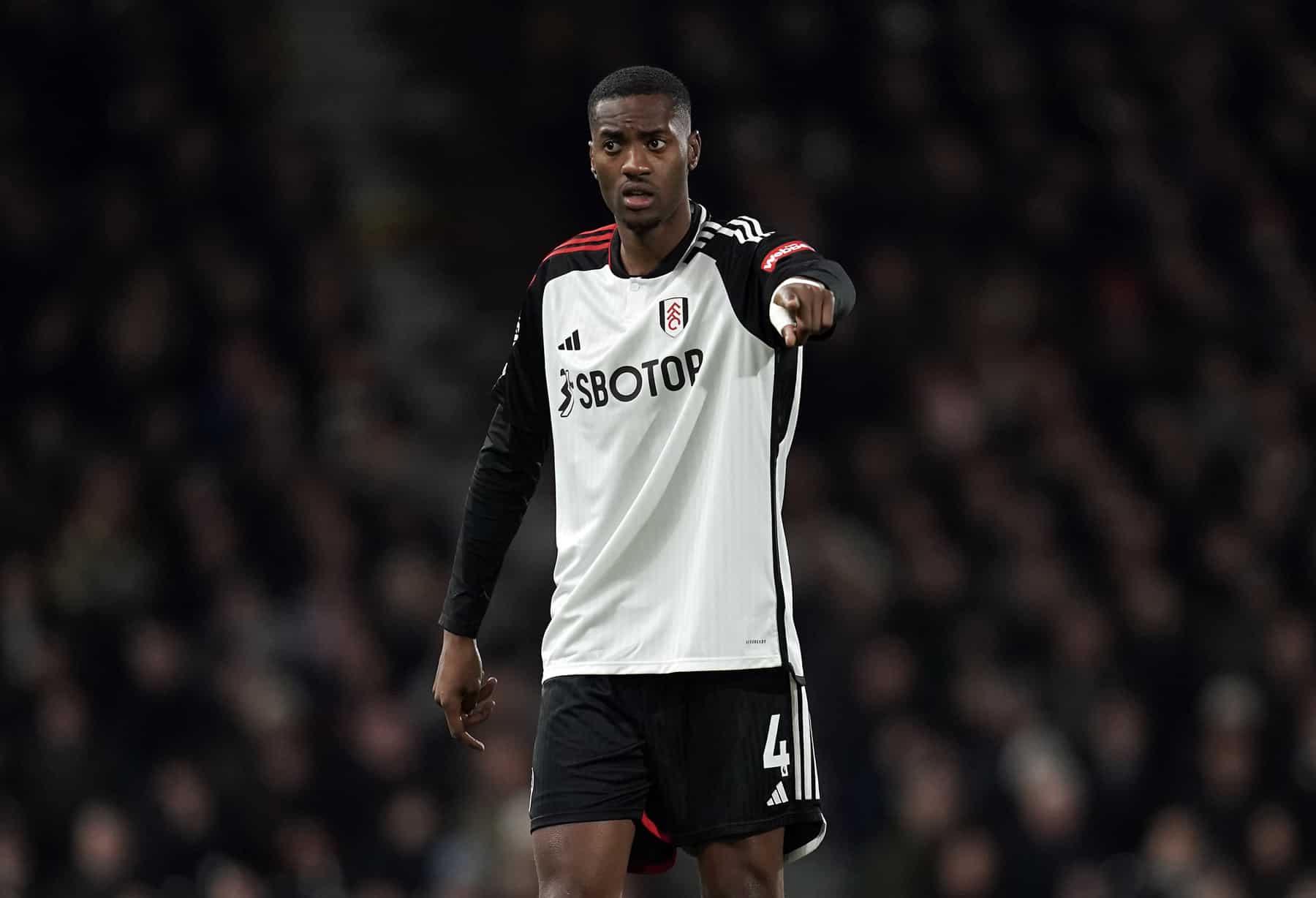 Foto: (IconSport) - Tosin Adarabioyo est&aacute; perto do Chelsea