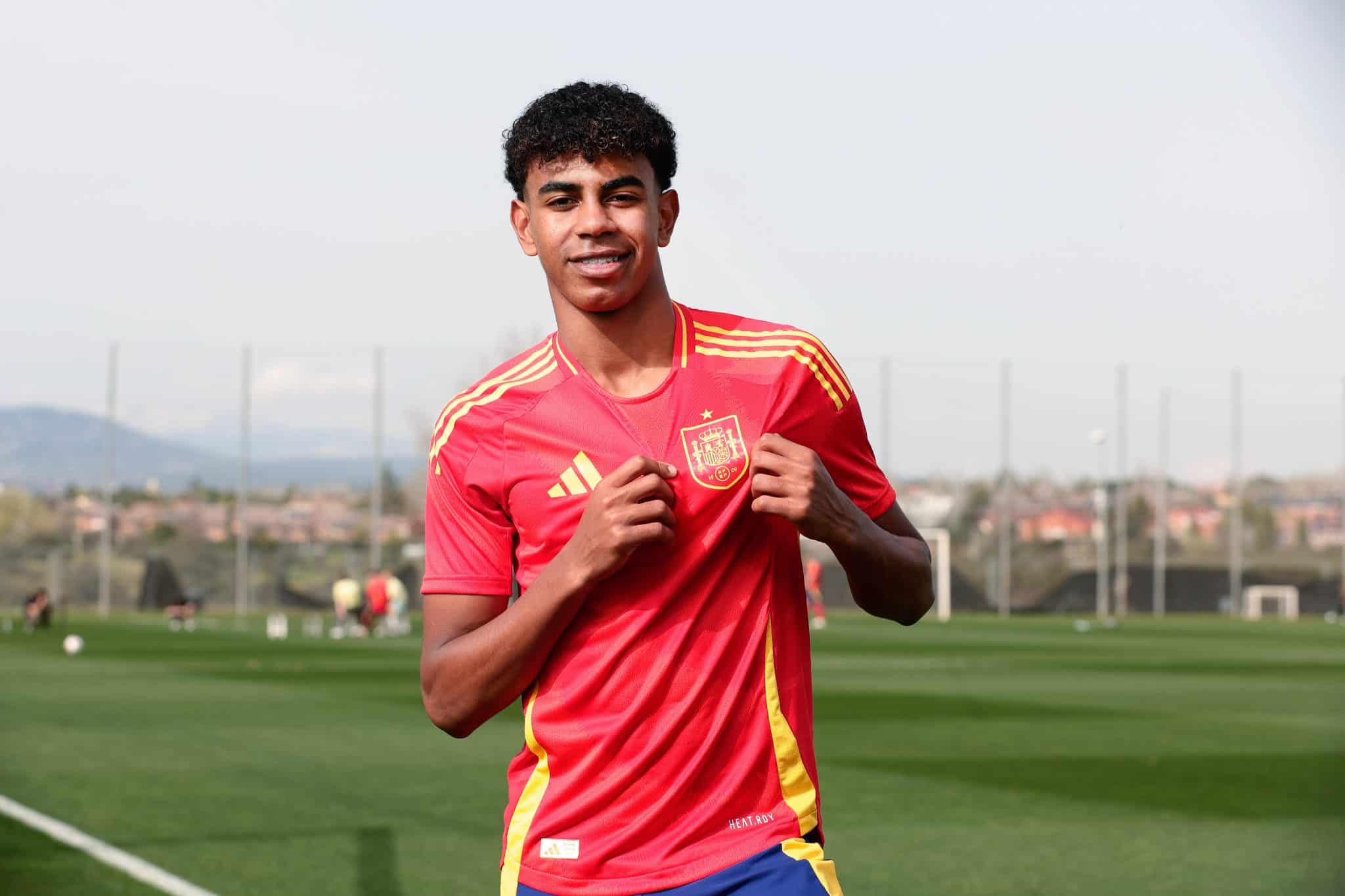 Esperan&ccedil;a da Espanha na Eurocopa ainda est&aacute; na escola, mas j&aacute; fala em fazer hist&oacute;ria