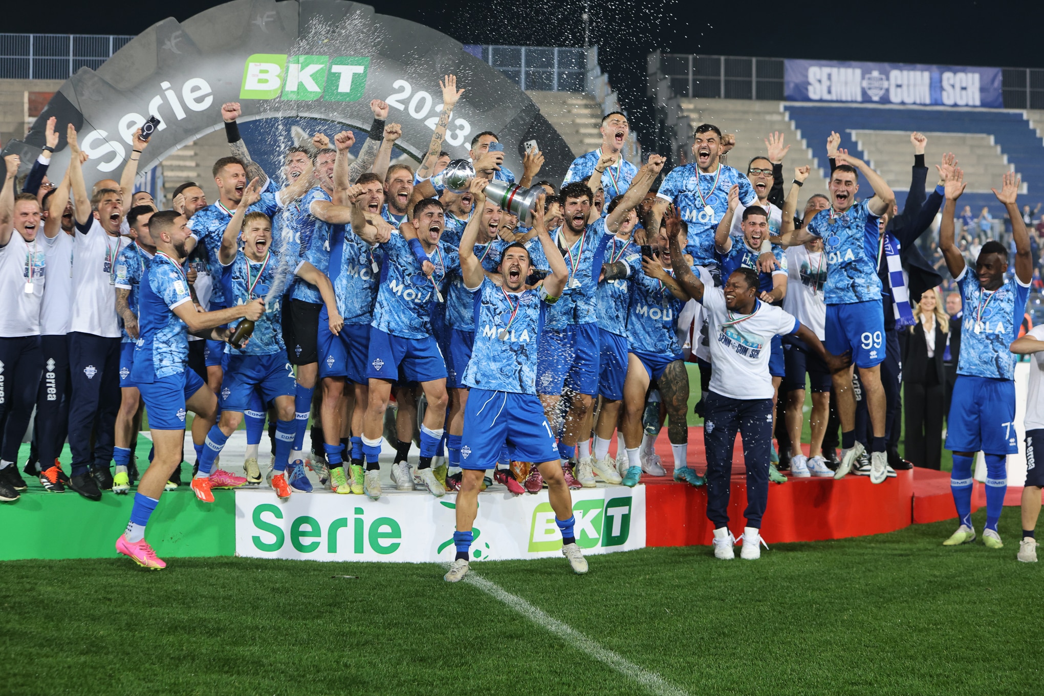 Jogadores do Como comemoram acesso do clube