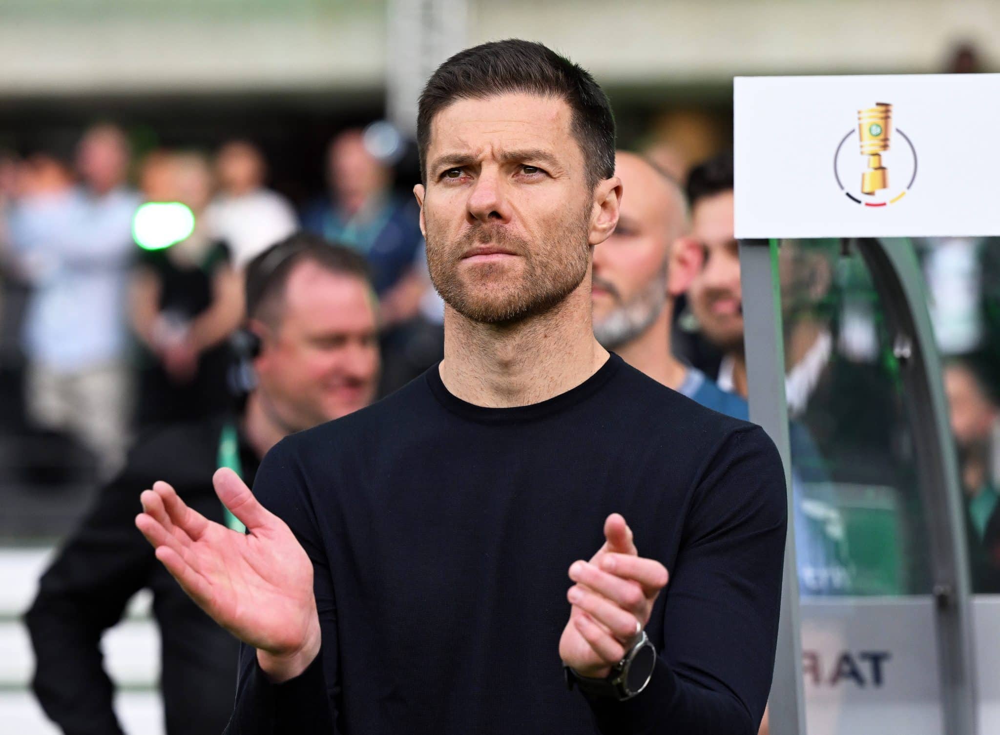 Xabi Alonso pede e Leverkusen d&aacute; chap&eacute;u no Barcelona por destaque de La Liga