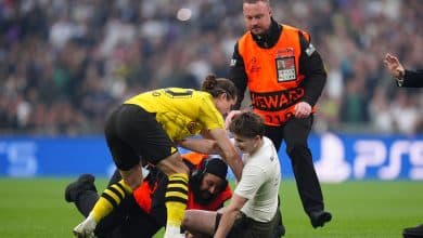 Invasores de campo da final da Champions League s&atilde;o presos pela pol&iacute;cia