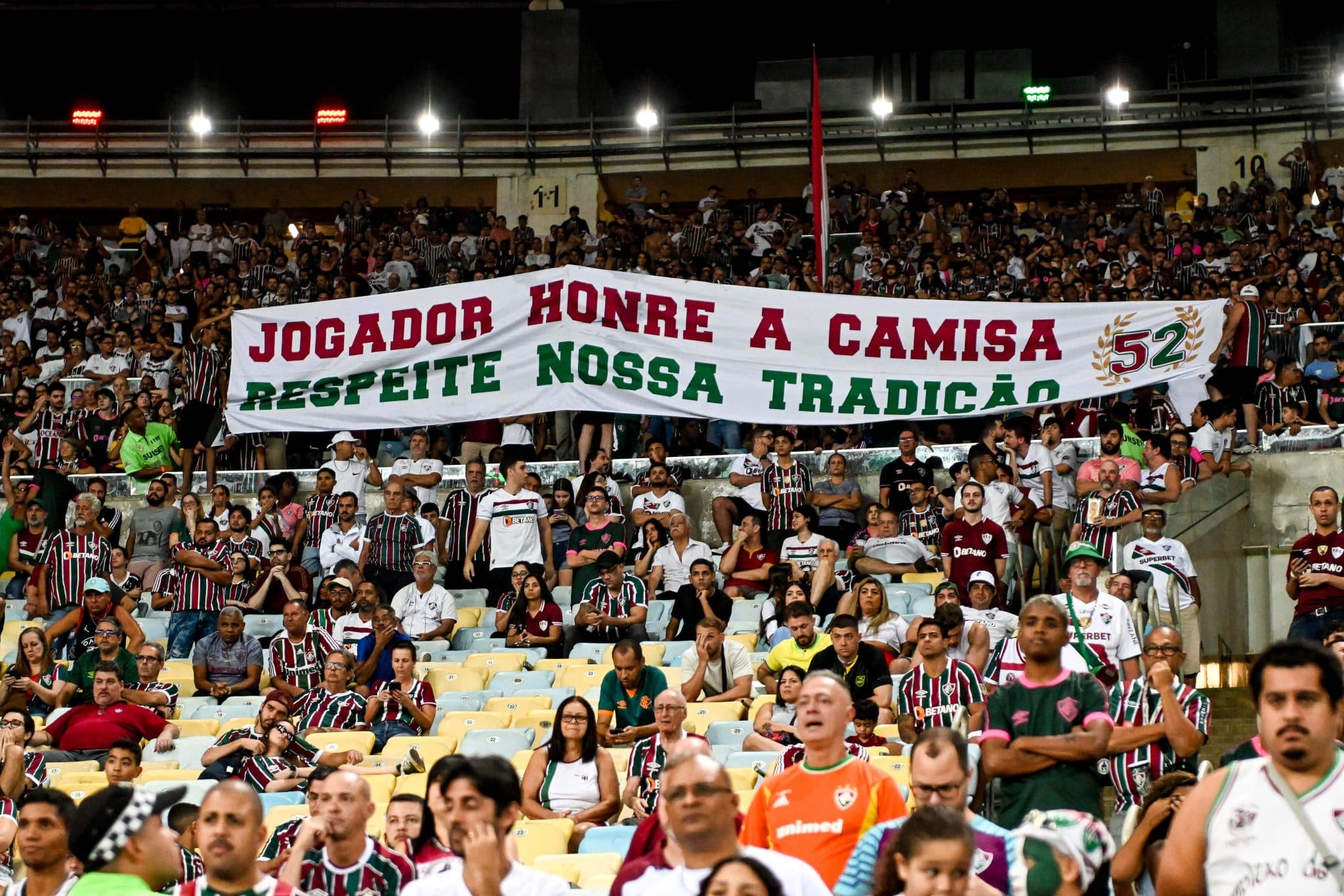 Torcida do Fluminense protestou contra momento ruim do time em 2024 com faixas, vaias e xingamentos - Foto: Icon sport