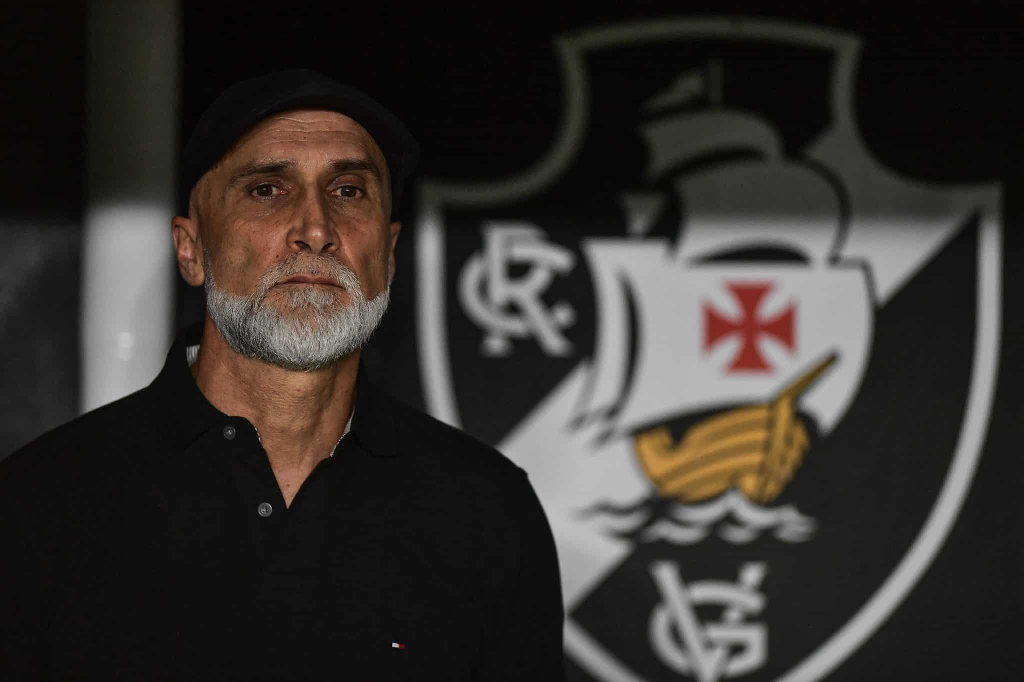 &lsquo;Sempre com as malas prontas&rsquo;: &Aacute;lvaro Pacheco j&aacute; responde sobre demiss&atilde;o no Vasco