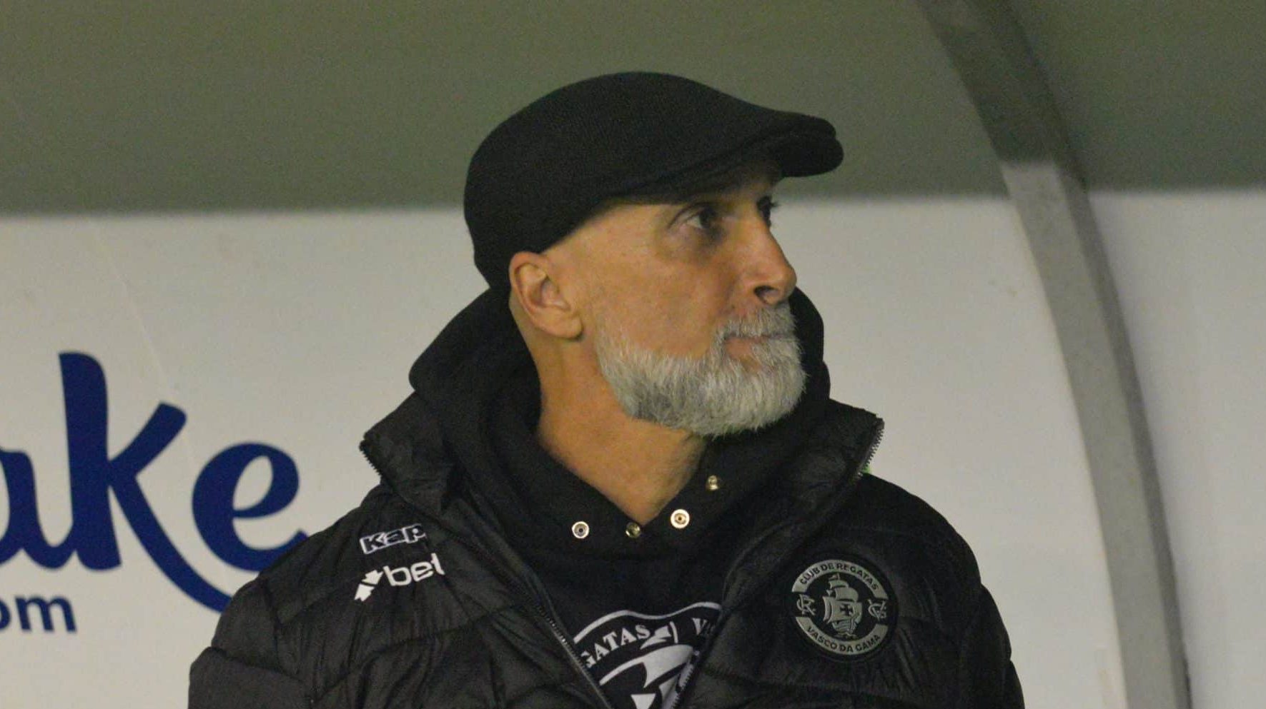 Menos de um m&ecirc;s depois da chegada, Vasco decide pela demiss&atilde;o de &Aacute;lvaro Pacheco