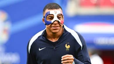 Mbapp&eacute; se une a sele&ccedil;&atilde;o de &lsquo;mascarados&rsquo;; &eacute; tanta gente que deu para montar um time