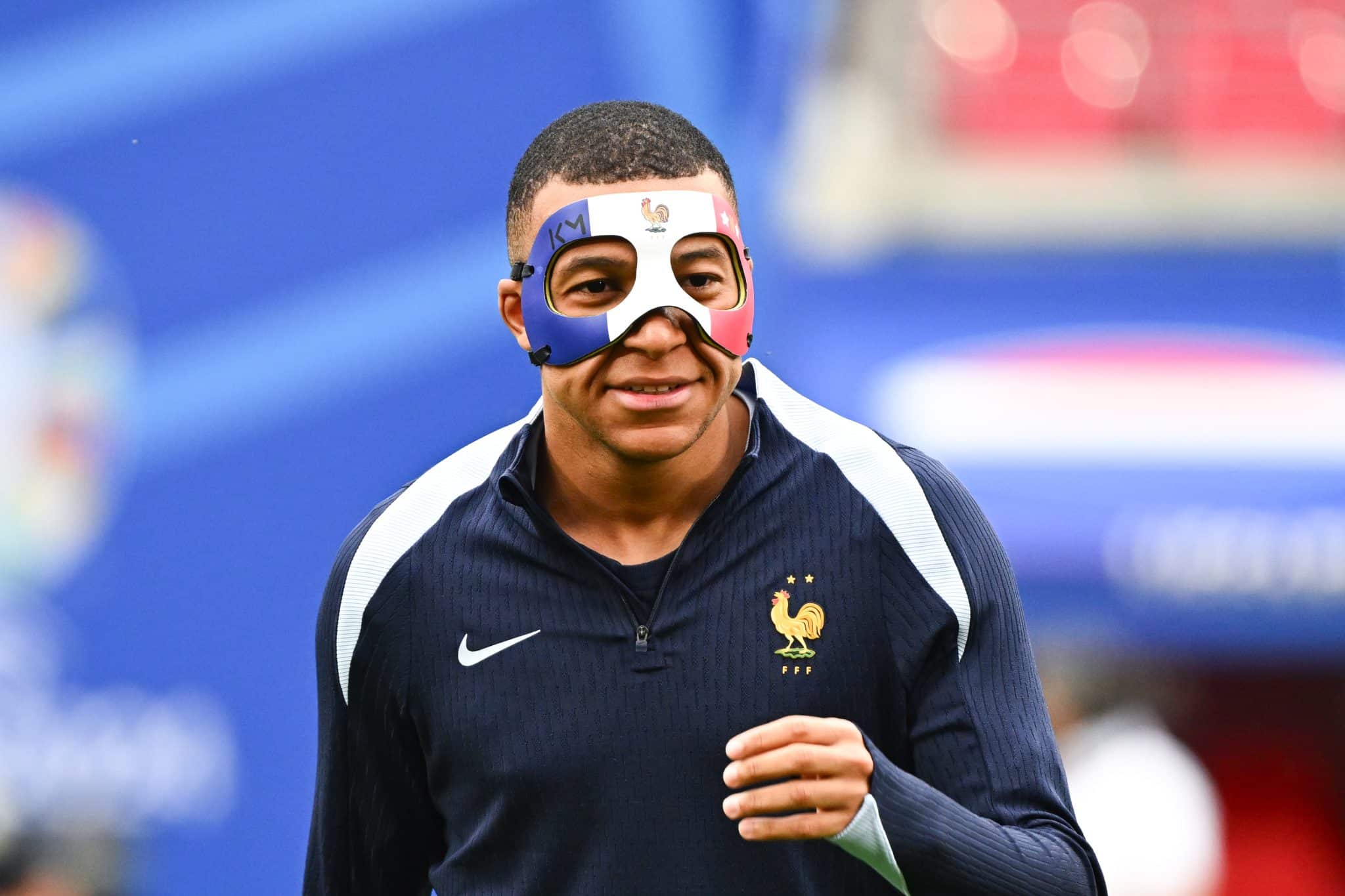 Mbapp&eacute; se une a sele&ccedil;&atilde;o de &lsquo;mascarados&rsquo;; &eacute; tanta gente que deu para montar um time