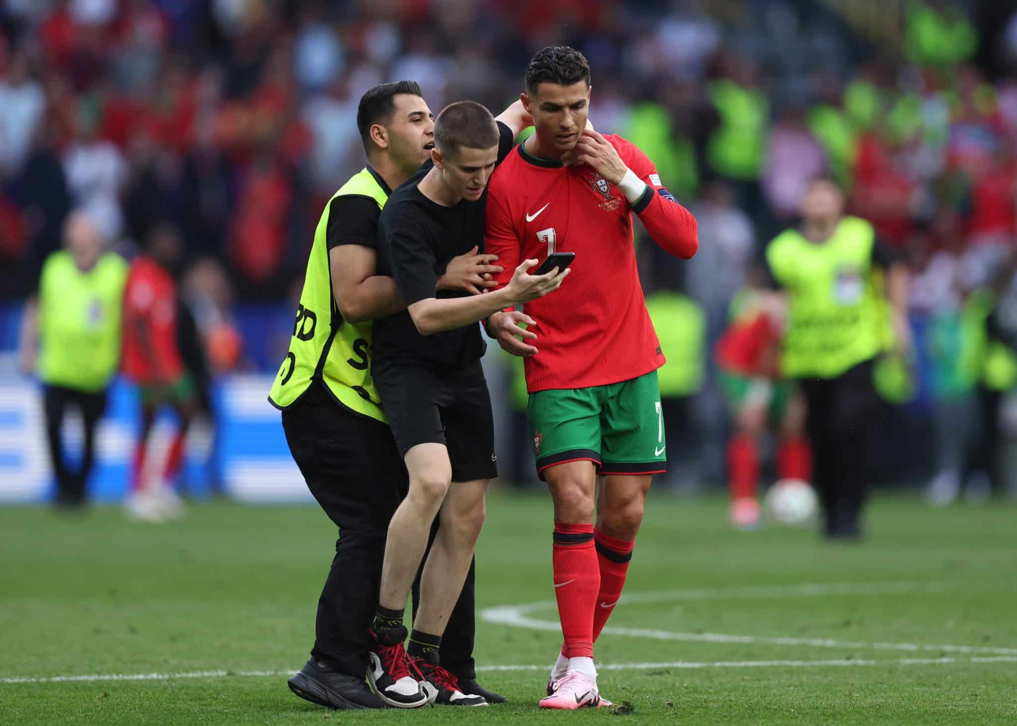 Todos querem Cristiano Ronaldo: seguran&ccedil;a preocupa sele&ccedil;&atilde;o portuguesa ap&oacute;s invas&otilde;es na Euro