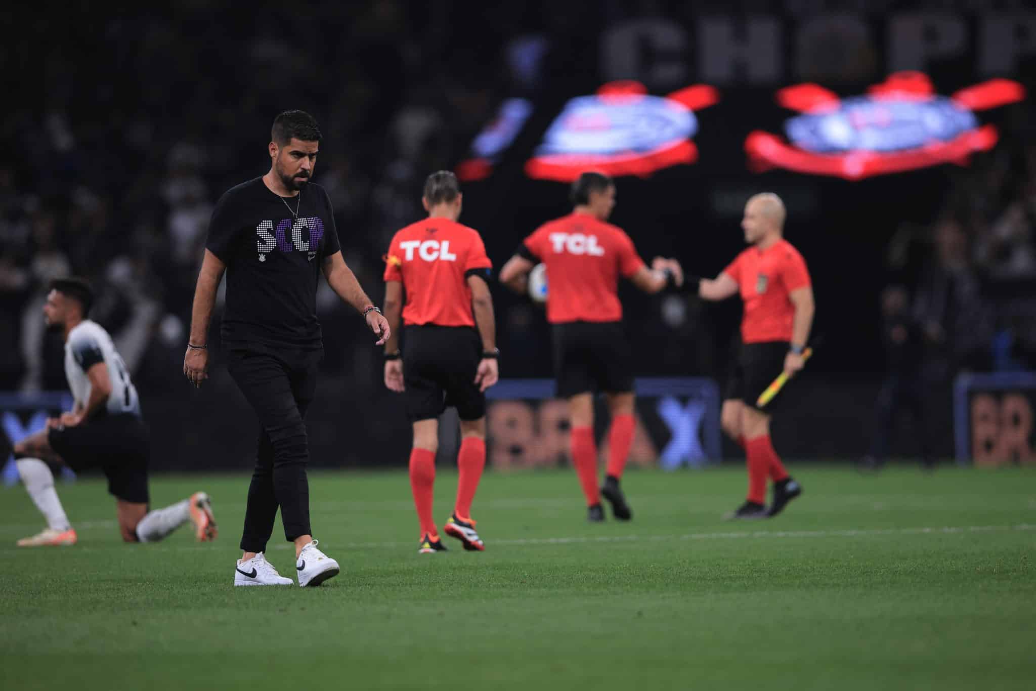 Exclusivo: Ant&oacute;nio Oliveira cogitou pedir demiss&atilde;o do Corinthians, mas optou por desabafo que irritou diretoria