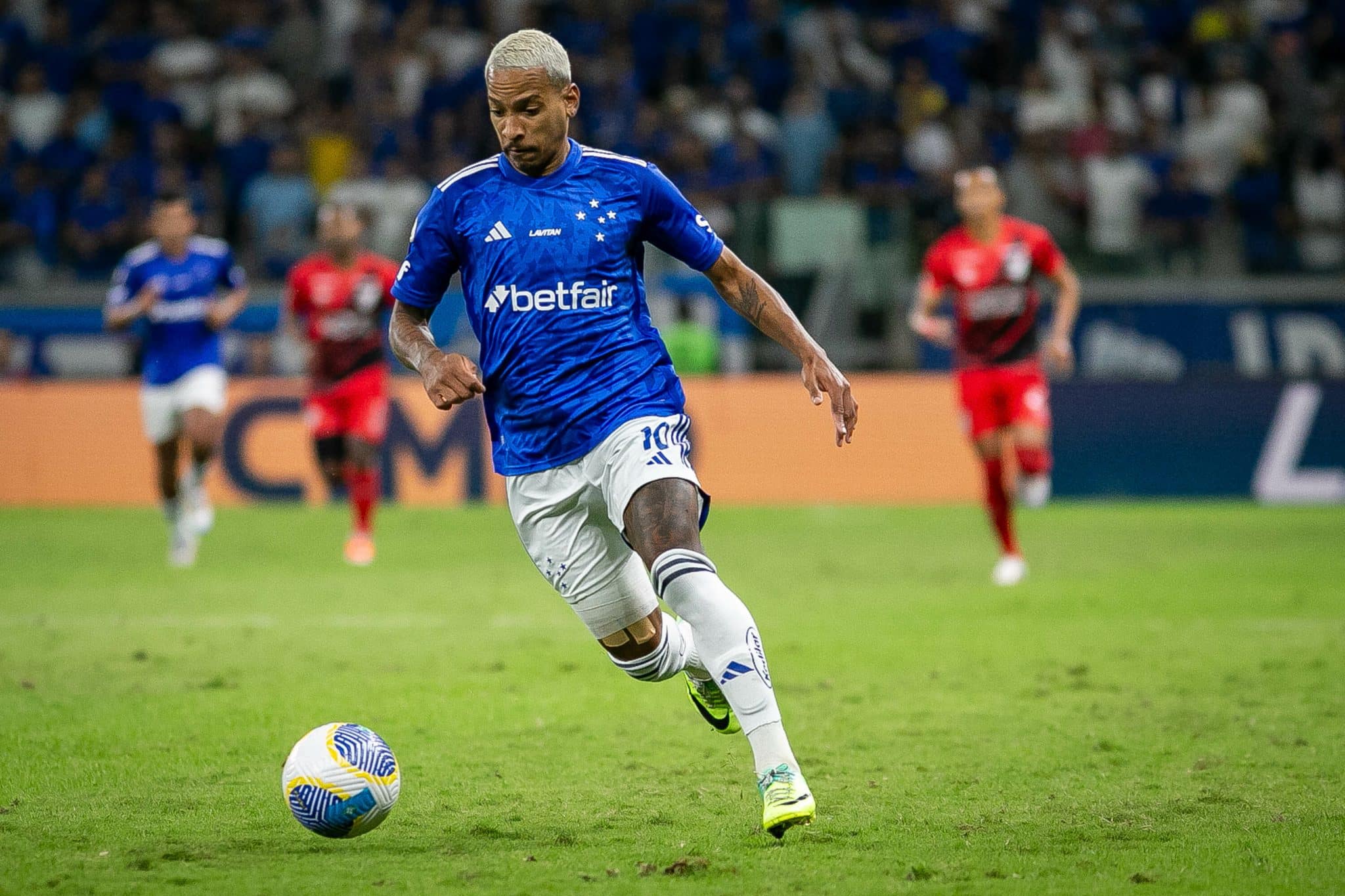 Sem querer tamb&eacute;m vale: Passe m&aacute;gico de Matheus Pereira mant&eacute;m Cruzeiro 100% no Mineir&atilde;o