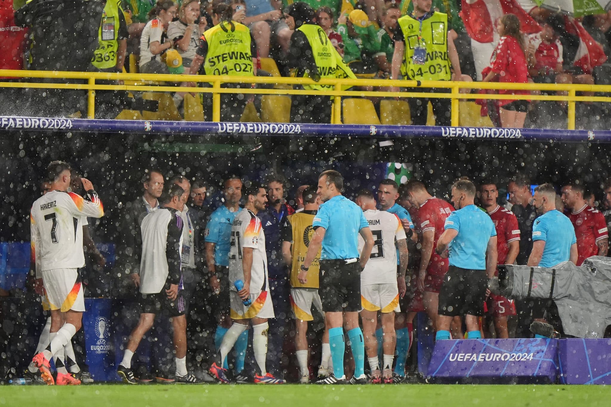 Foto: (IconSport) - Jogadores de Alemanha e Dinamarca se abrigam em meio &agrave; tempestade nas oitavas de final da Eurocopa
