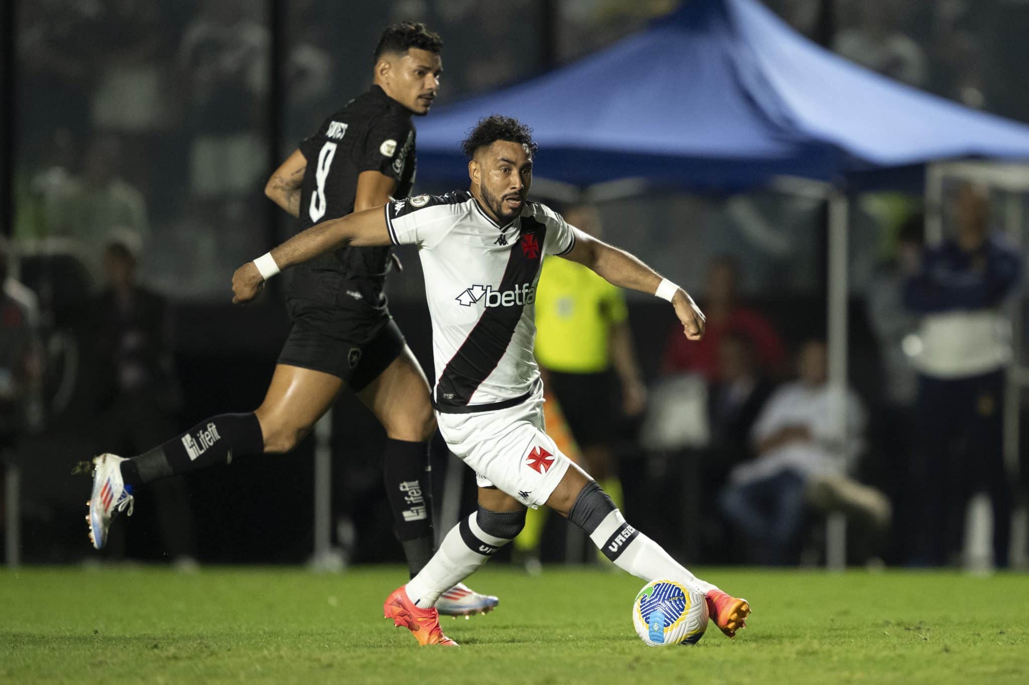 Irrita&ccedil;&atilde;o de Payet foi o que chamou aten&ccedil;&atilde;o no empate entre Vasco e Botafogo