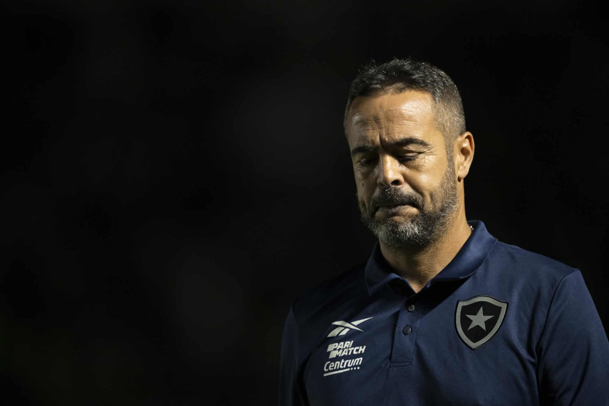 Reclama&ccedil;&atilde;o do Botafogo com arbitragem &eacute; justa, mas Artur Jorge tamb&eacute;m precisa se explicar