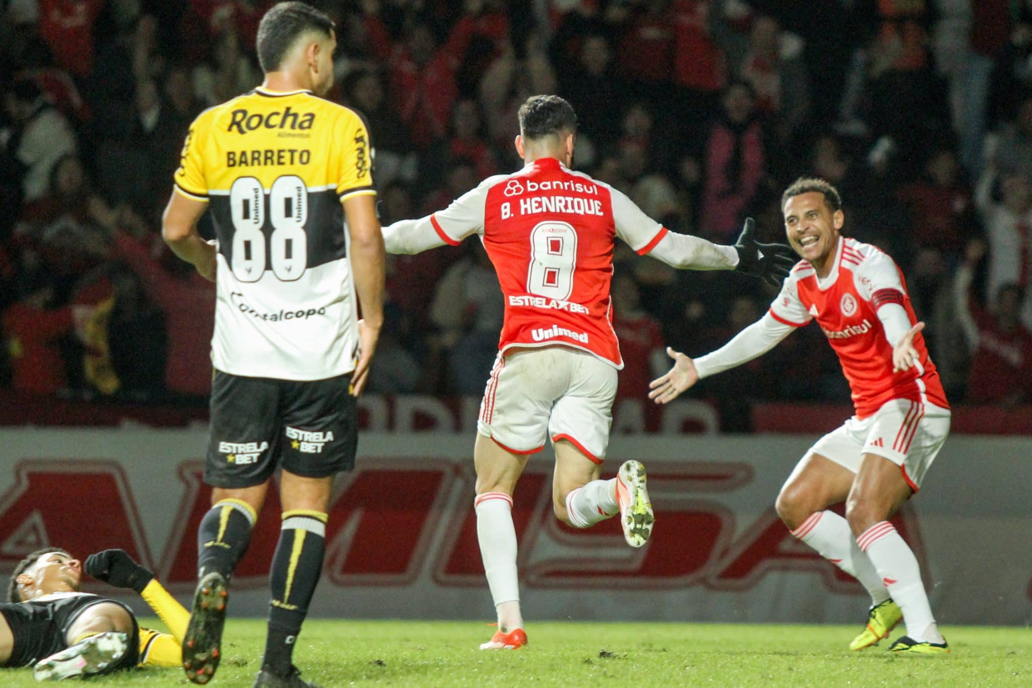 Bruno Henrique e Alan Patrick celebram gol do Inter