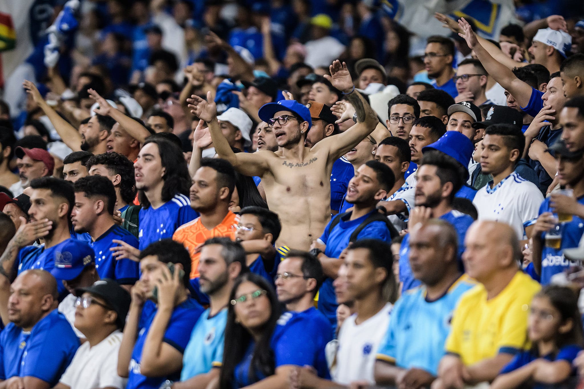 Torcida do Cruzeiro durante vit&oacute;ria por 2 a 0 sobre o Athletico-PR, em partida v&aacute;lida pela 12&ordf; rodada do Campeonato Brasileiro de 2024