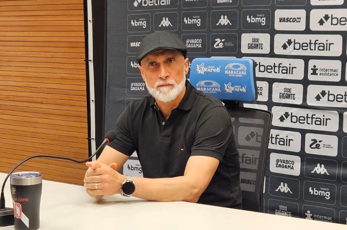 Sem voz e sem sorriso, &Aacute;lvaro Pacheco chama responsabilidade por vexame do Vasco