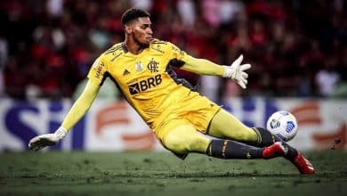 Com Corinthians entre os interessados, Flamengo avalia futuro de Hugo Souza