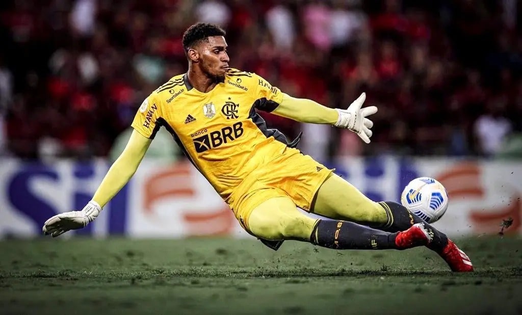 Com Corinthians entre os interessados, Flamengo avalia futuro de Hugo Souza