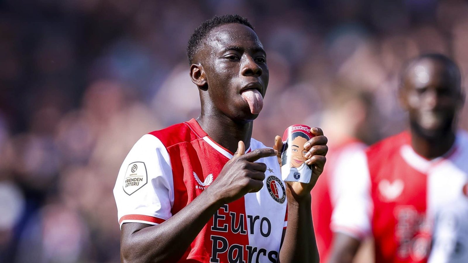 Yankuba Minteh comemora um de seus dois gols em goleada hist&oacute;ria do Feyenoord, por 6 a 0, sobre o rival Ajax