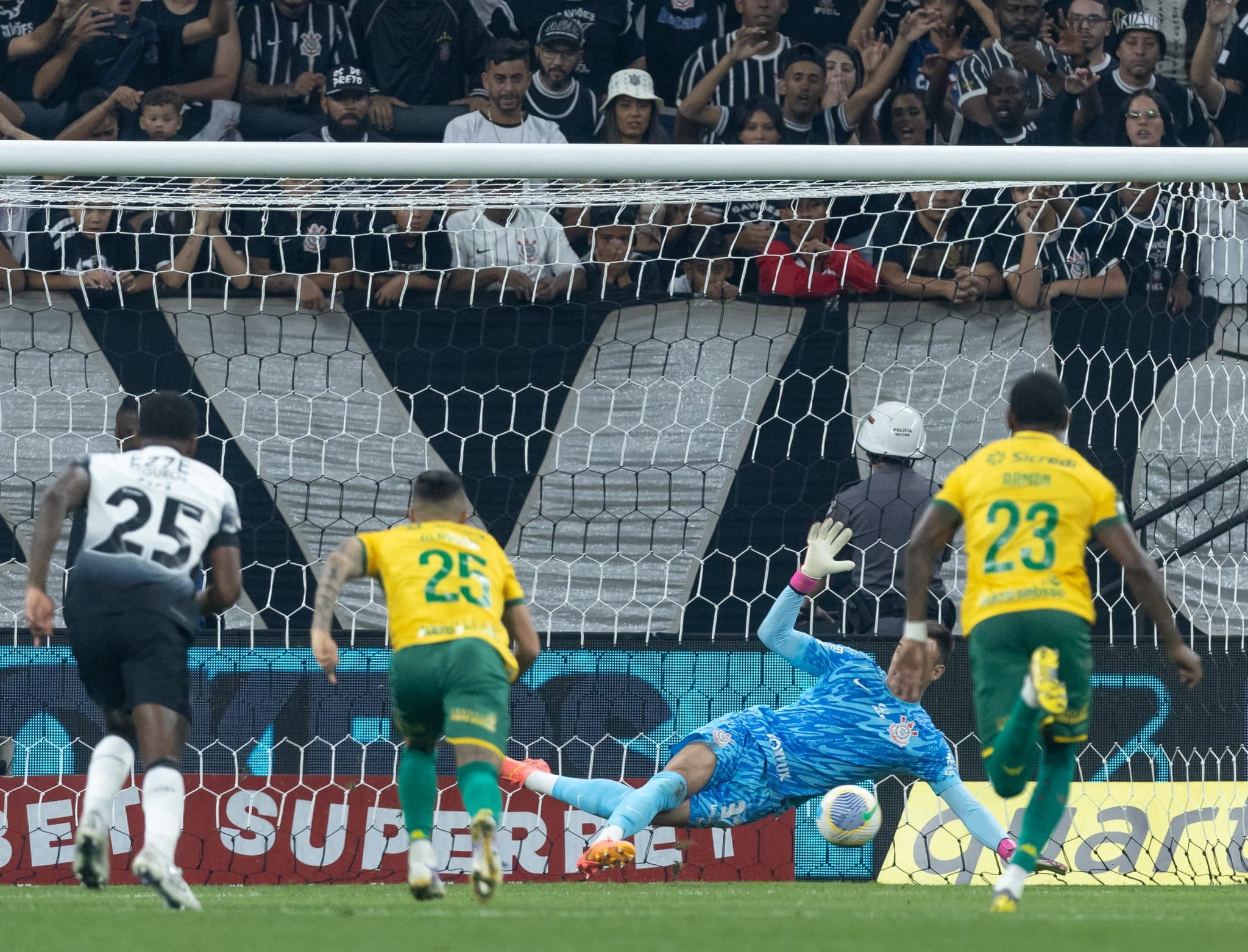 Matheus Donelli defende p&ecirc;nalti pelo Corinthians contra o Cuiab&aacute;
