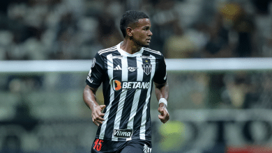 Milito demonstra paci&ecirc;ncia com Alisson que torcida do Atl&eacute;tico-MG parece n&atilde;o ter