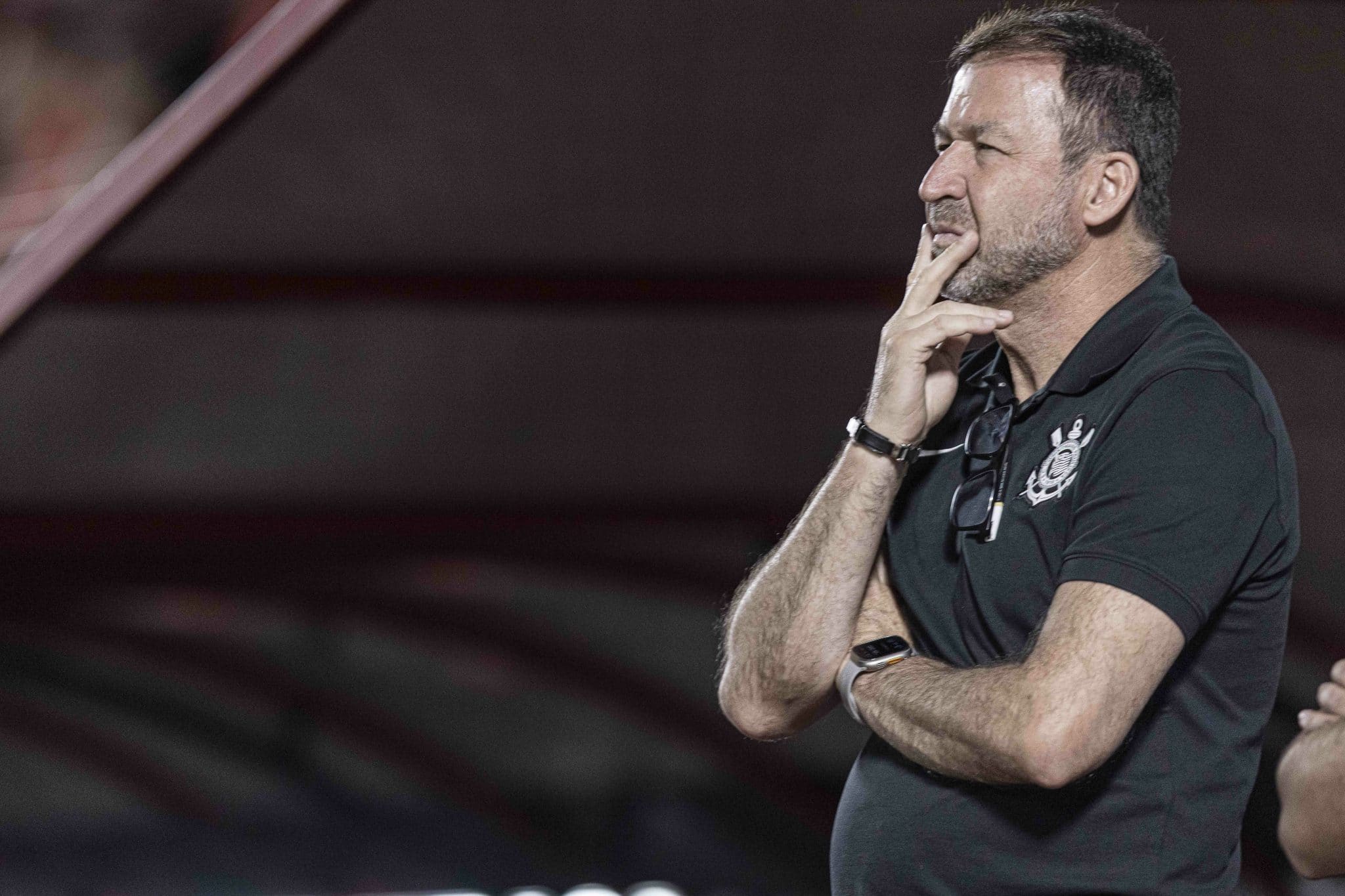 Tem como piorar? Corinthians agrava crise com empate no fim e acumula problemas para cl&aacute;ssico