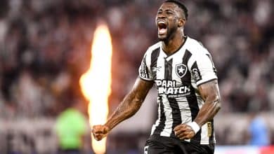 Botafogo tem noite com show de luzes fora do campo, mas pouco brilho dentro dele