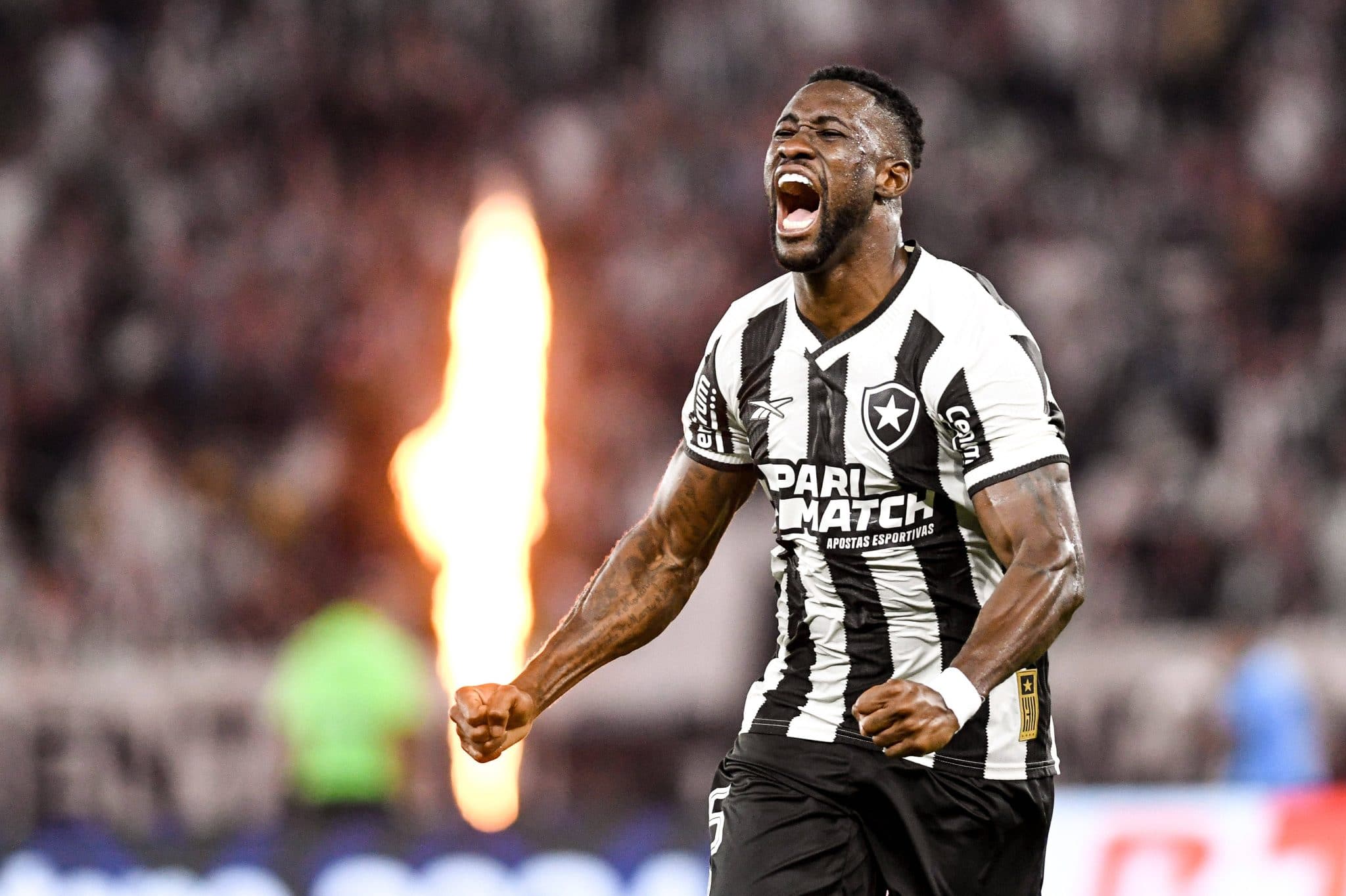 Botafogo tem noite com show de luzes fora do campo, mas pouco brilho dentro dele