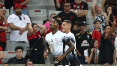 Cac&aacute; (finalmente) acerta o lado e salva Corinthians, aumentando sina do Athletico