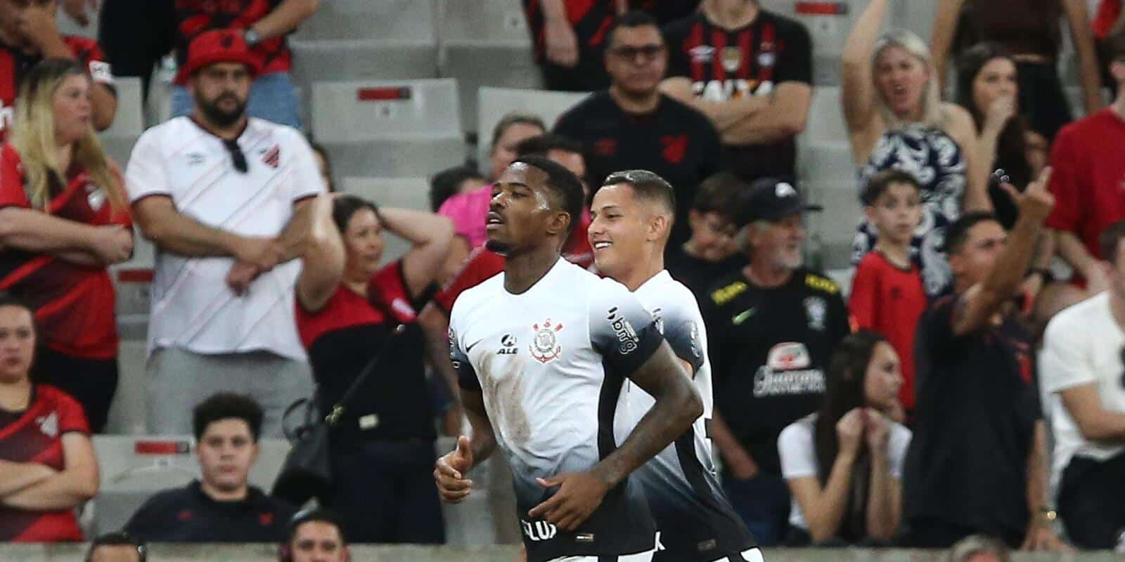 Cac&aacute; (finalmente) acerta o lado e salva Corinthians, aumentando sina do Athletico