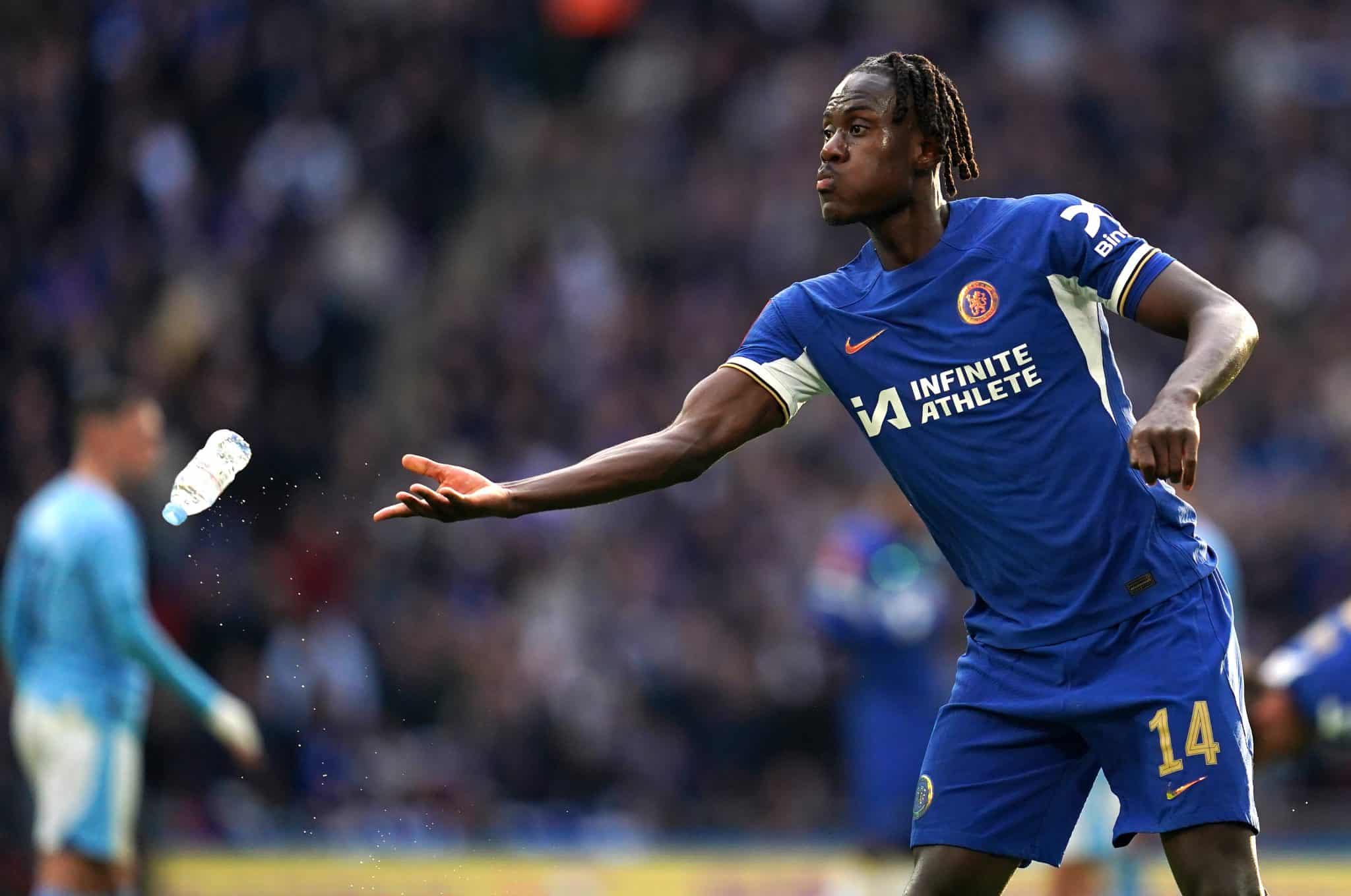 Chalobah joga garrafa de &aacute;gua Chelsea