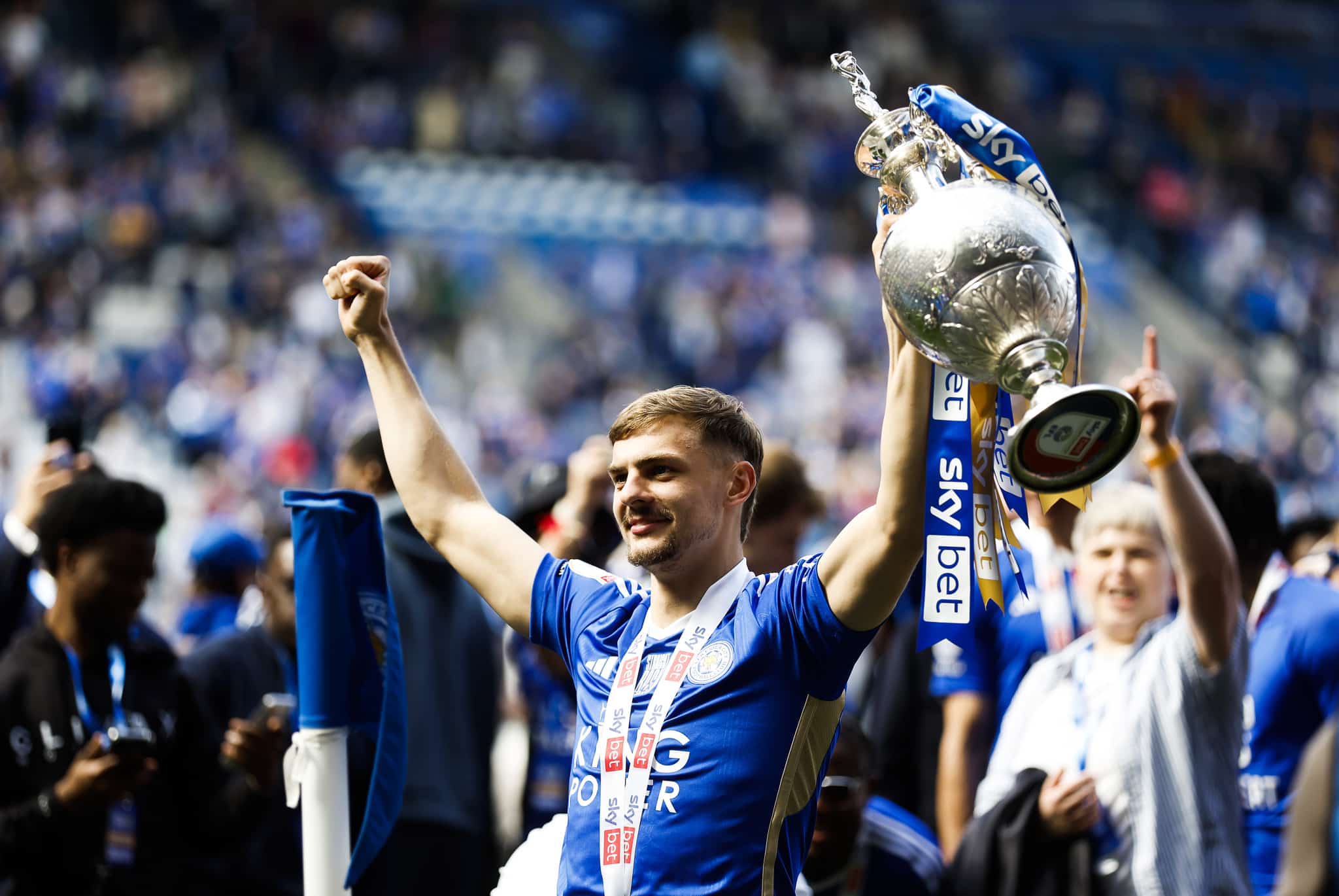 Dewsburry-Hall com a ta&ccedil;a da Championship