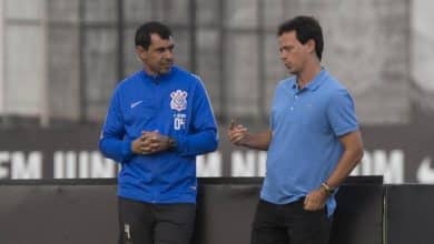 Corinthians sonda treinadores, mas indefini&ccedil;&atilde;o mant&eacute;m Ant&oacute;nio Oliveira mesmo a contragosto