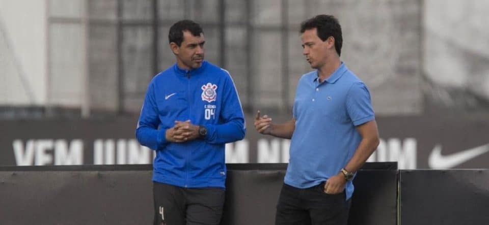 Corinthians sonda treinadores, mas indefinição mantém António Oliveira mesmo a contragosto