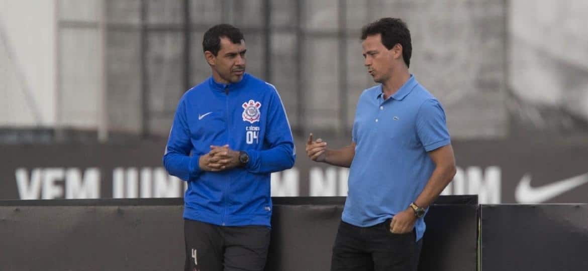 Corinthians sonda treinadores, mas indefini&ccedil;&atilde;o mant&eacute;m Ant&oacute;nio Oliveira mesmo a contragosto