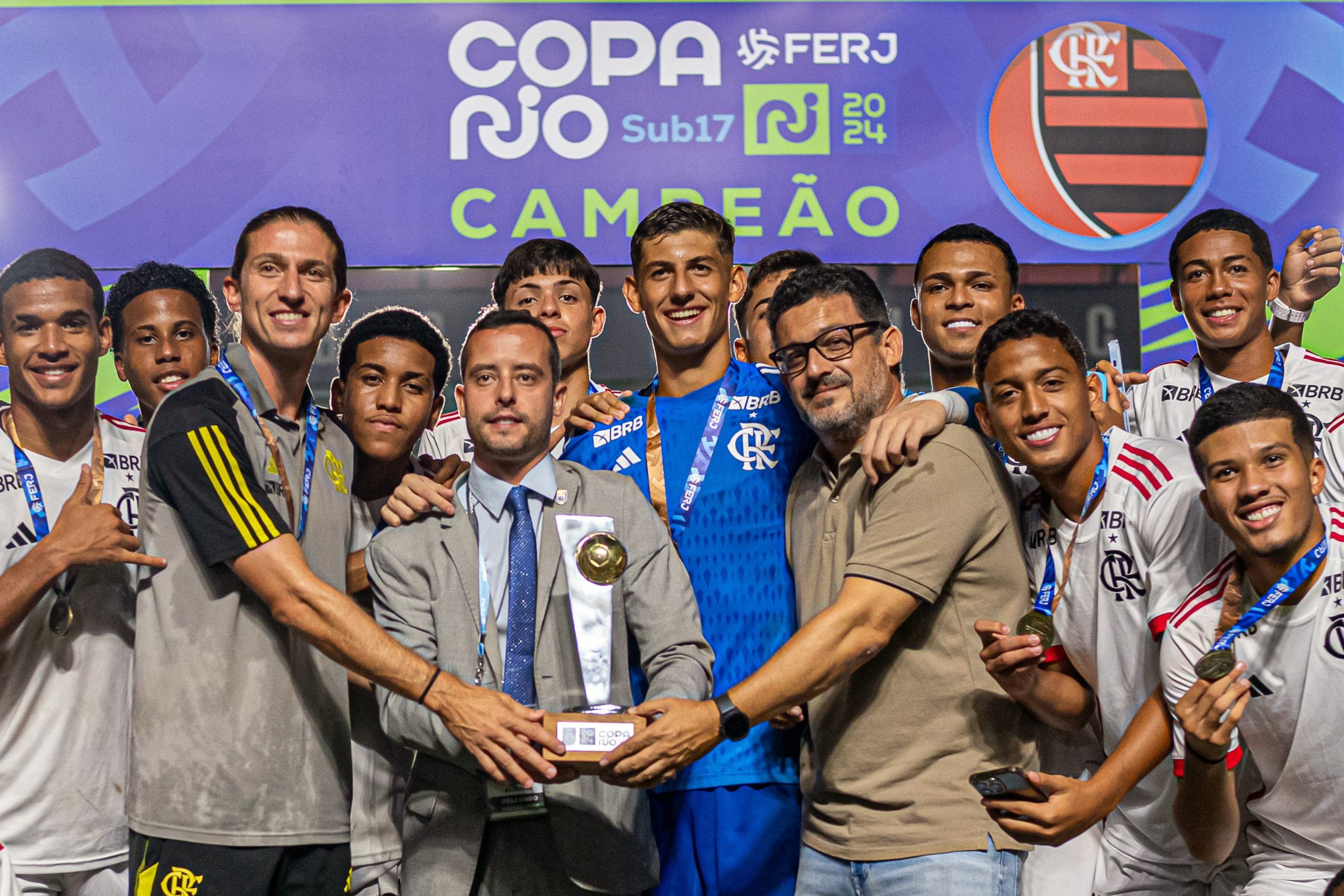 Filipe Lu&iacute;s coroa primeiro ciclo no Flamengo com o que se espera dele