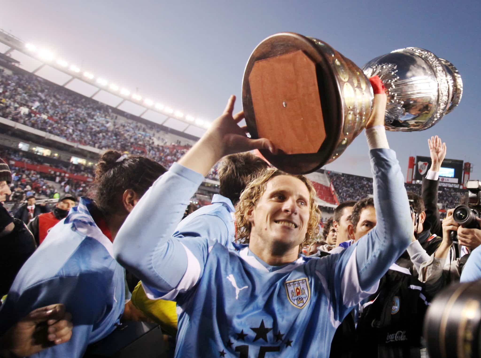 Forlan com ta&ccedil;a da copa america