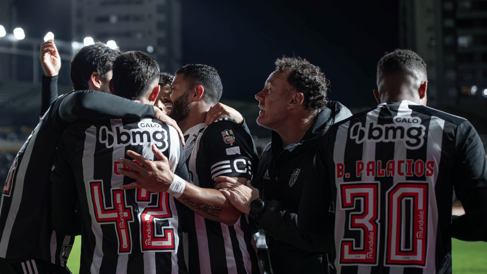 Milito exalta valentia de Zaracho, mas sacrif&iacute;cio exp&otilde;e elenco curto do Atl&eacute;tico-MG