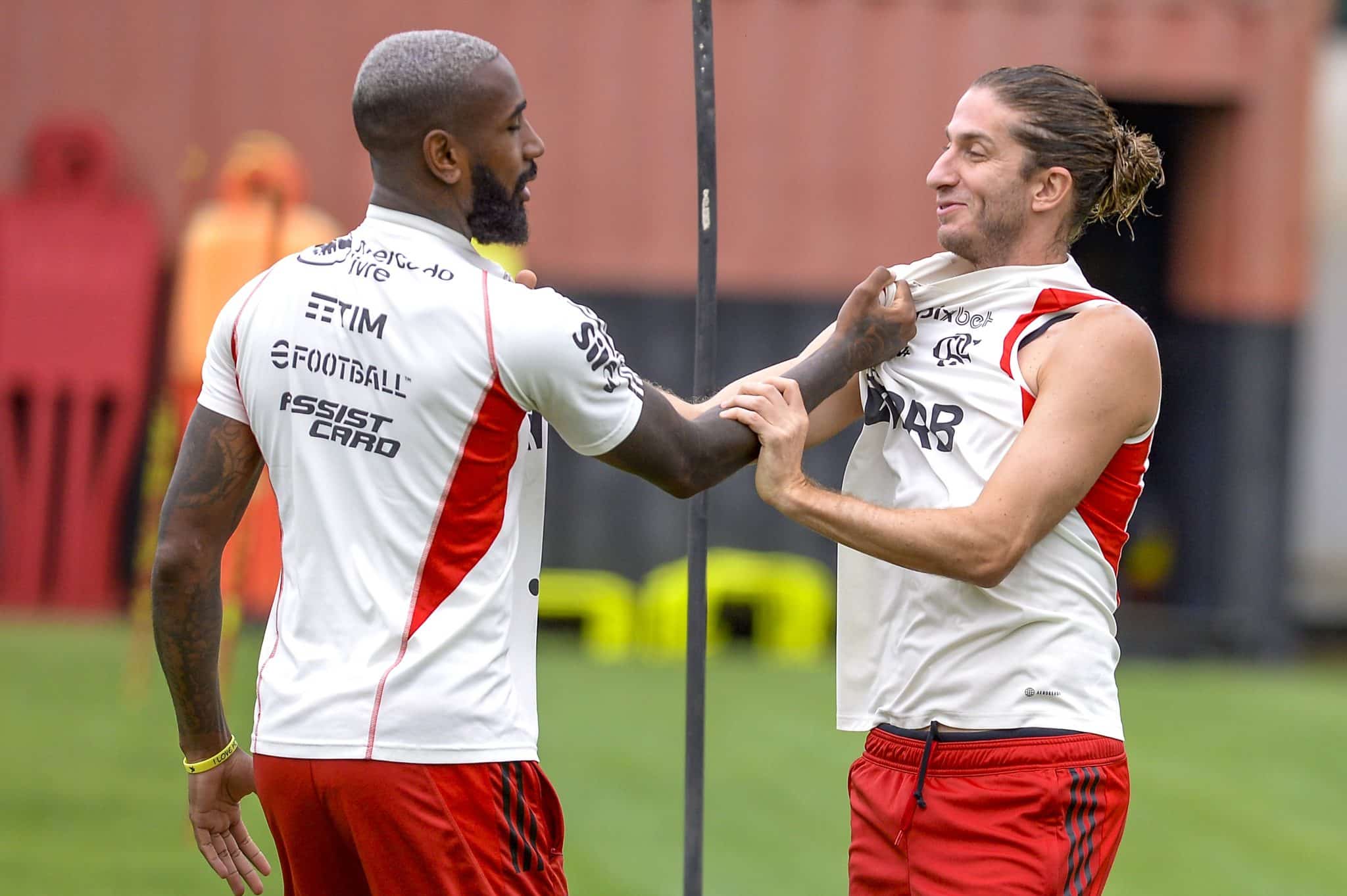 Gerson se inspira no &lsquo;querido&rsquo; Filipe Lu&iacute;s para consolidar lideran&ccedil;a no Flamengo