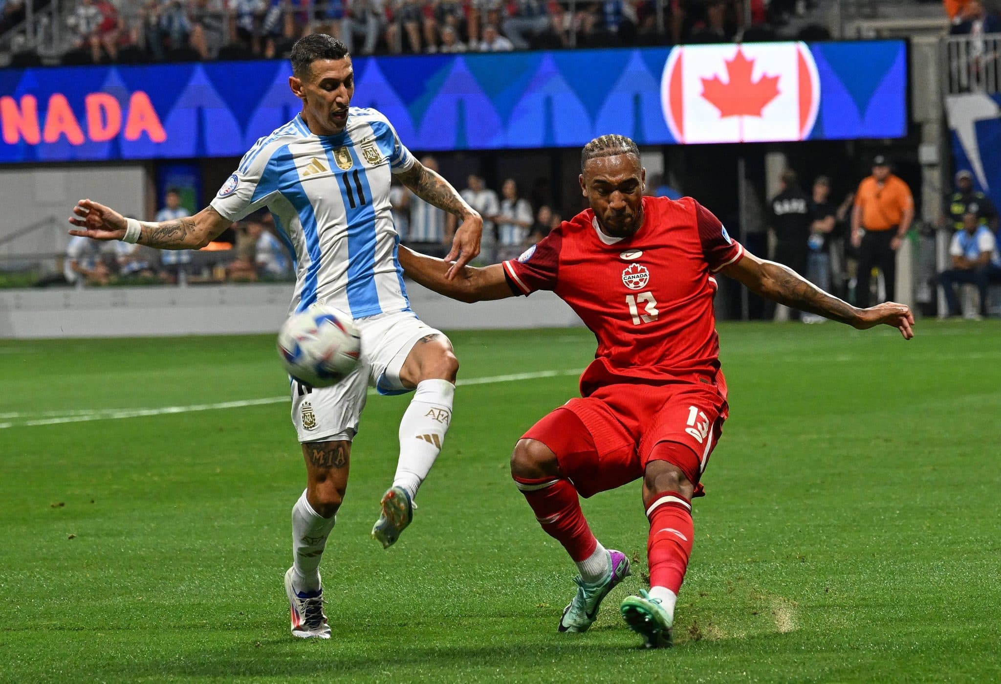 Foto: (IconSport) - O gramado do Mercedes-Benz Stadium n&atilde;o agradou a Argentina na estreia da Copa Am&eacute;rica
