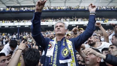 Mourinho chega ao Fenerbah&ccedil;e, arrasta multid&atilde;o e garante: &lsquo;essa camisa &eacute; minha pele&rsquo;